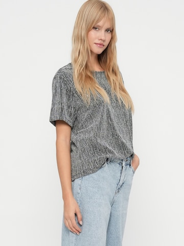 Tricou 'VISILNA' de la VILA pe negru