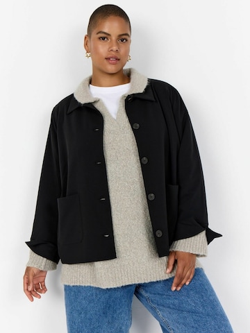 Wasabi Concept Välikausitakki ' WA-SALLY 1 ' värissä musta: etupuoli