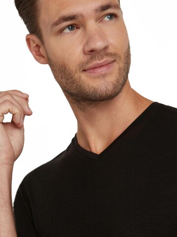 FALKE Undershirt in Black