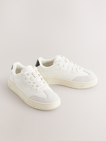 Baskets Next en blanc