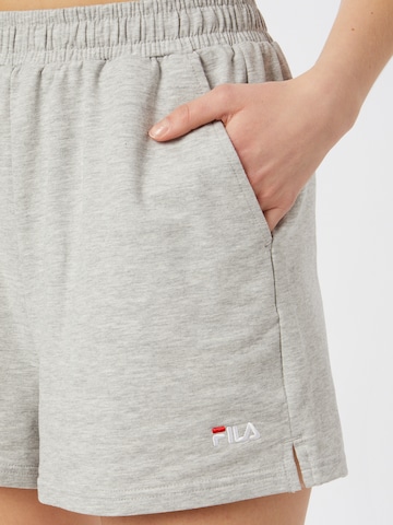 Loosefit Pantaloni 'Edel' di FILA in grigio