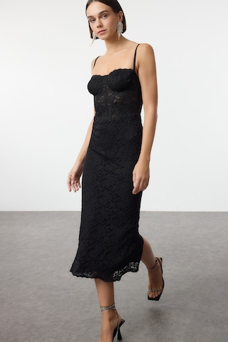 Trendyol Kleid in Schwarz