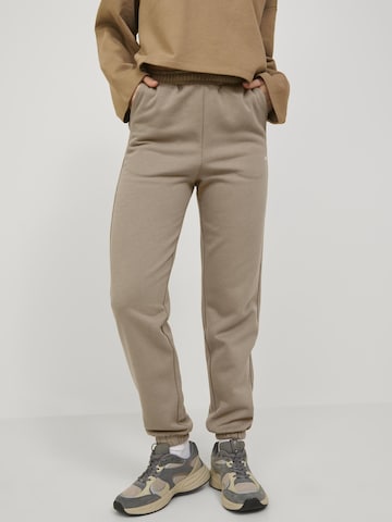 JJXX Tapered Pants 'ABBIE' in Beige: front