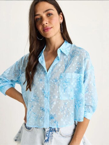 Bianco Lucci Blouse in Blue: front