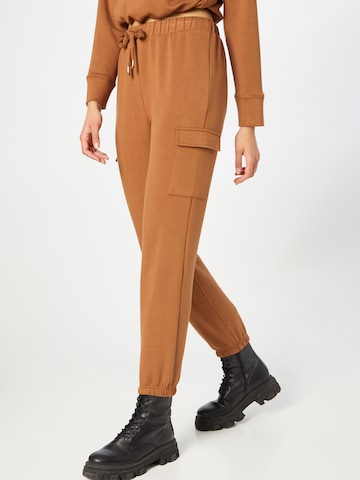 Effilé Pantalon cargo Warehouse en marron : devant