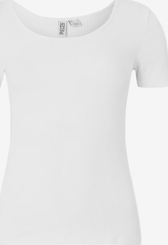 Tricou 'PCKITTE' de la PIECES pe alb: față