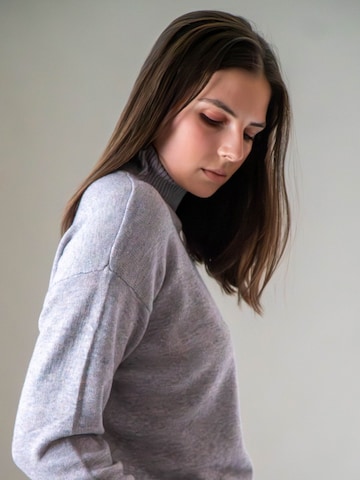 WEARABLE STORIES Trui 'Riske' in Grijs