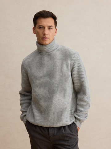 DAN FOX APPAREL Свитер 'Georg' в Серый: спереди
