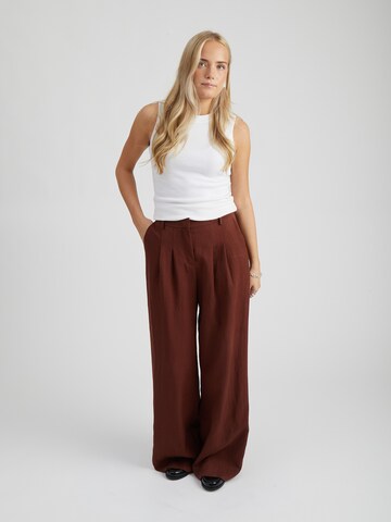 Peppercorn - Pierna ancha Pantalón 'Rebecca' en rojo