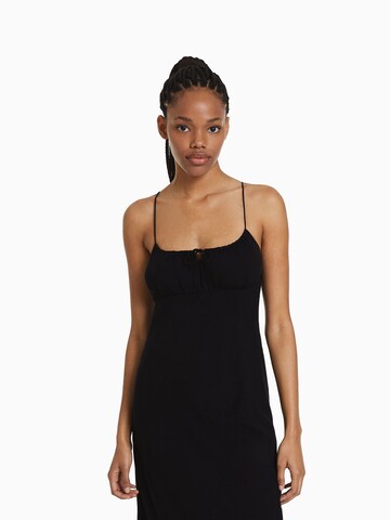 Rochie de la Bershka pe negru: față