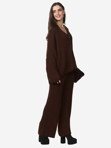 Elara Huispak in Bruin