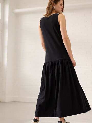 Robe Next en noir