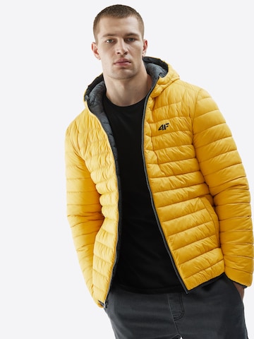 4F - Casaco de inverno em amarelo: frente