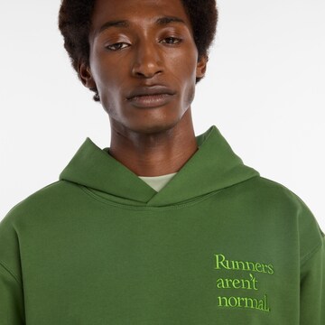 Sweat-shirt 'Athletics Runners Arent Normal' new balance en vert