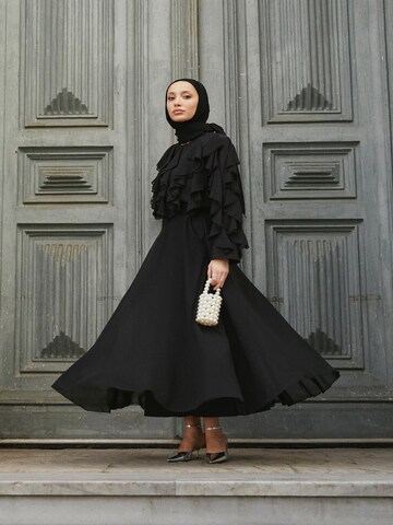 Touche Prive Skirt in Black: front