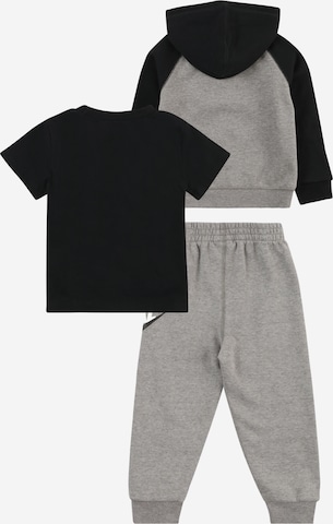 Nike Sportswear Set in Grau