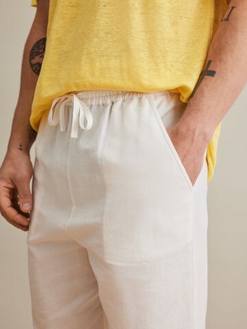 DAN FOX APPAREL Zwężany krój Spodnie 'Luca' w kolorze biały