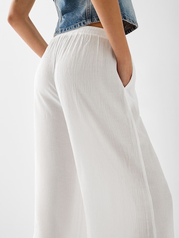 Bershka Wide leg Byxa i vit