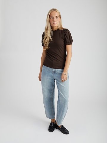 Peppercorn - Camiseta 'Johanna' en marrón
