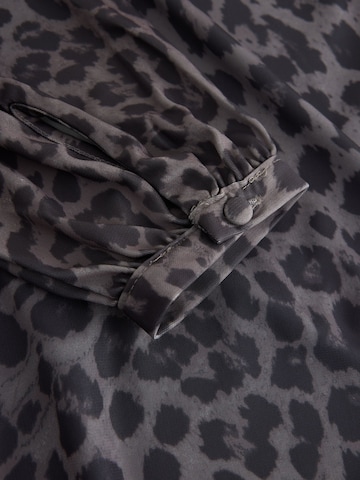 Rochie de la Next pe gri