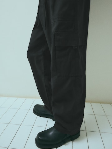 Bershka Baggy Cargo nadrágok - fekete: oldalt