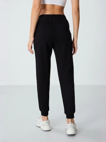 Tommy Life Tapered Sports trousers 'Jogginghose' in Black