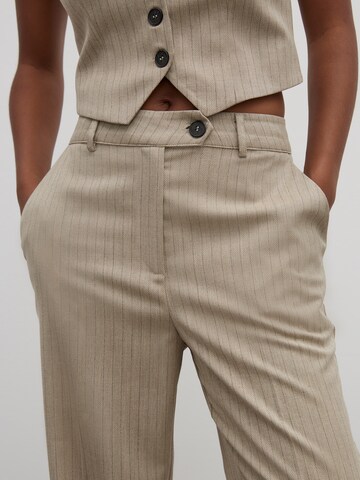 Loosefit Pantaloni con piega frontale di RÆRE by Lorena Rae in beige