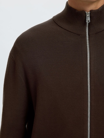 Vestes en maille SELECTED en marron