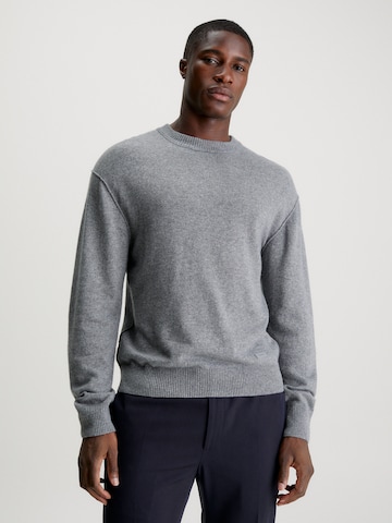 Pull-over Calvin Klein en gris : devant