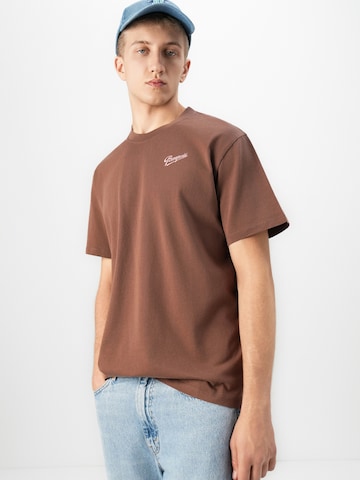 Tricou 'IMPOSTOR SYNDROME' de la POMPEII pe maro