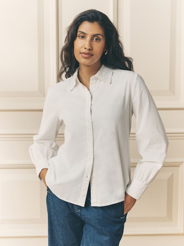 LAURA ASHLEY Blouse in Beige: voorkant