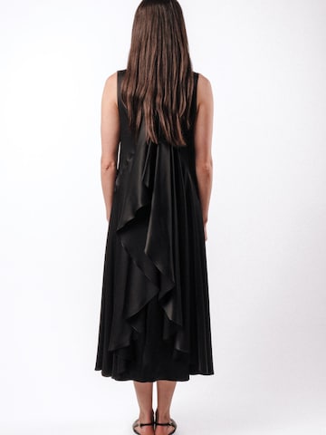 IORGONI - Vestido 'La Fontaine Dress' en negro