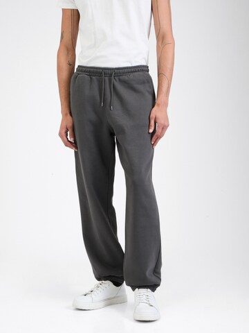 WEEKDAY Tapered Broek in Grijs: voorkant
