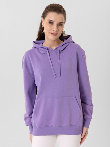 Jacey Quinn Sweatshirt in Purple: front