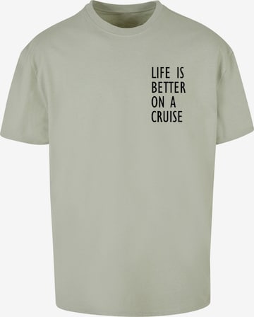 Merchcode T-Shirt  'Life Is Better' in Grün: predná strana