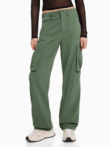 Bershka Wide leg Cargo trousers in Green: front