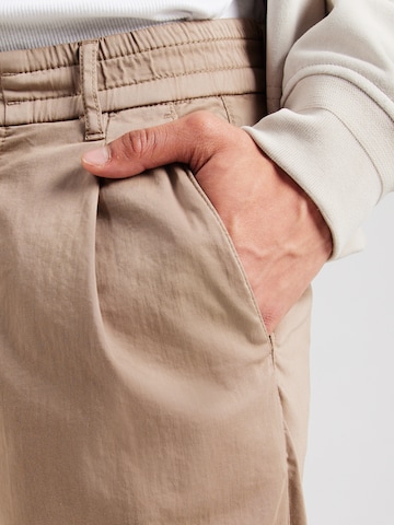 DRYKORN - regular Pantalón de pinzas 'Chasy' en marrón