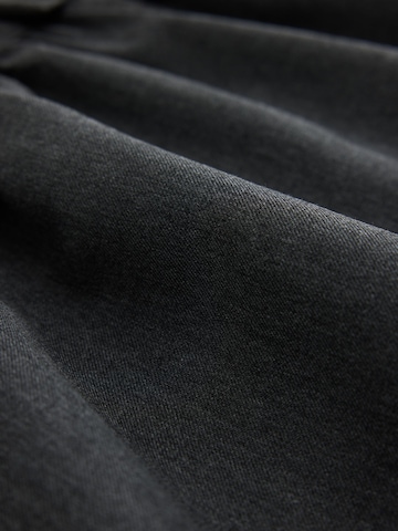 Next - Vestido en gris