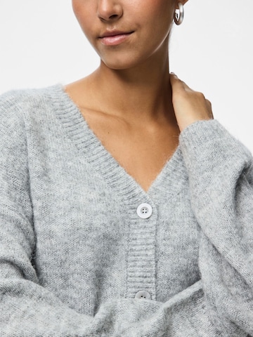 Cardigan 'PCPam' PIECES en gris