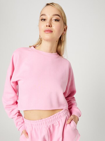 Sweat-shirt 'Tessy' Hoermanseder x About You en rose : devant