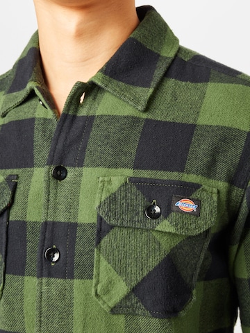 Coupe regular Chemise 'New Sacramento' DICKIES en vert