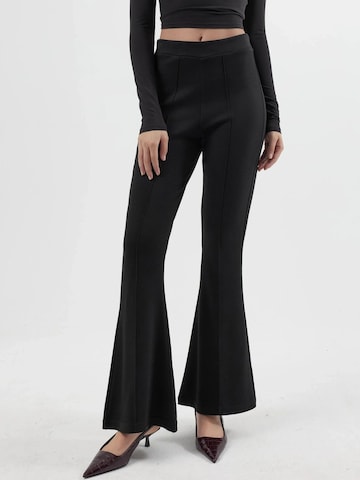 Hiccup - Flared Calças em preto: frente