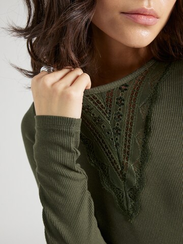 ABOUT YOU Shirt 'Raquel' in Groen