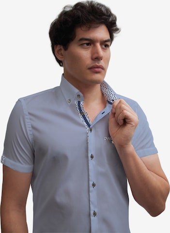 Camicia business 'Iconic Poplin Stretch Man Shirt Short Sleeve Light Blue' di 7Camicie in blu: frontale