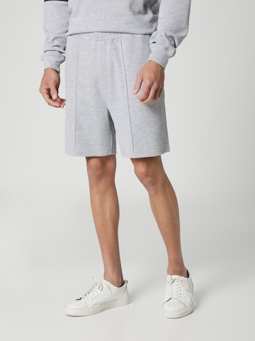 Guido Maria Kretschmer Men Loosefit Shorts 'Nino' in Grau: predná strana