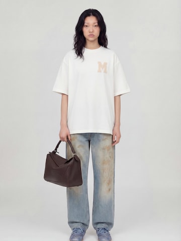 Mansour Shirts 'M Patch Chenille Embroidery' i hvid: forside