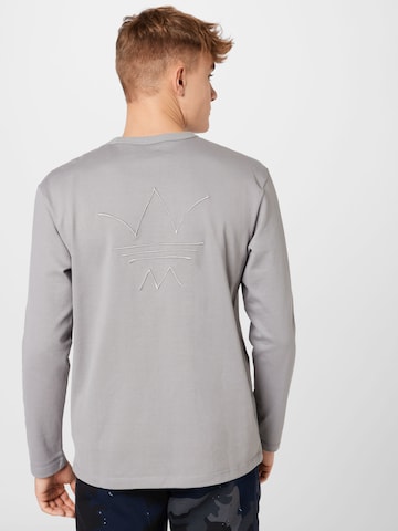 ADIDAS ORIGINALS - Camiseta 'HEAVY DUTY' en gris