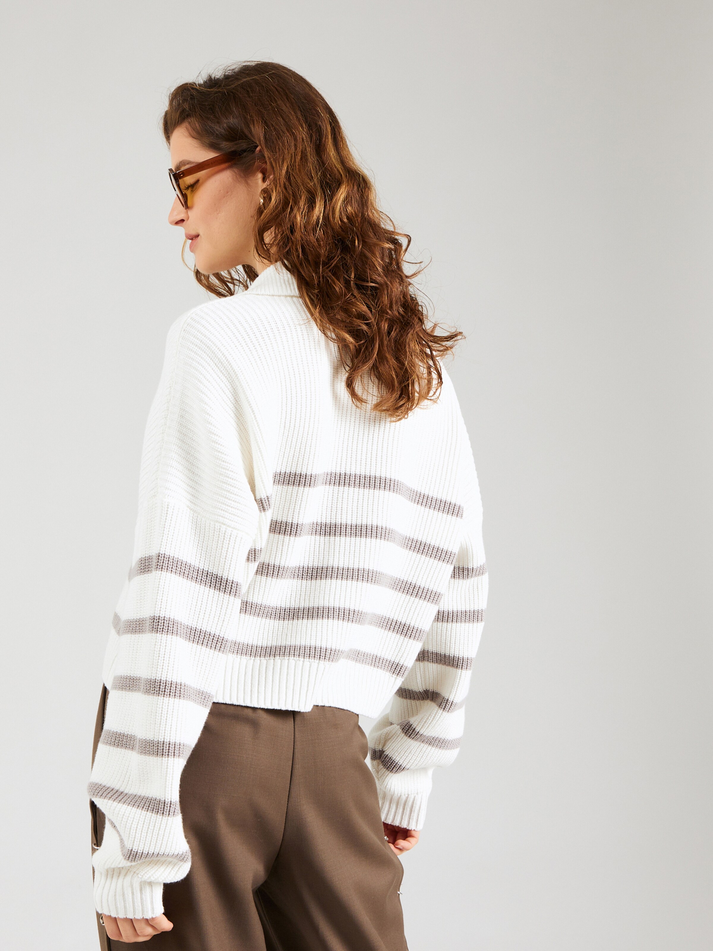 Hollister white jumper best sale