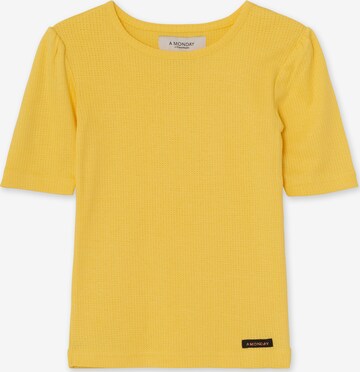 A Monday in Copenhagen T-shirt 'Sigga' i gul: framsida