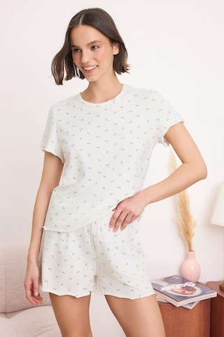 Trendyol Shorty in White: front
